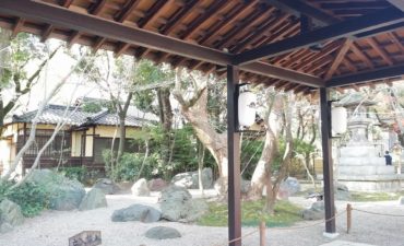 2016年正月、湊川所神社の本殿までの通路