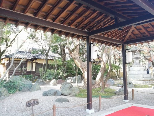 2016年正月、湊川所神社の本殿までの通路