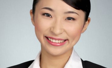 就活女子のスーツ着こなし、身だしなみ